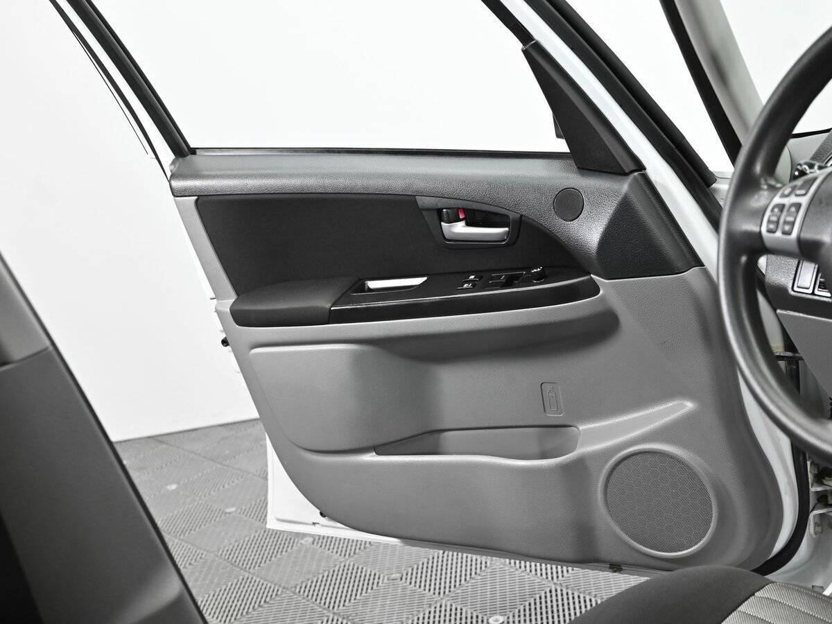 Купить Suzuki SX4 с пробегом. Фото: #6