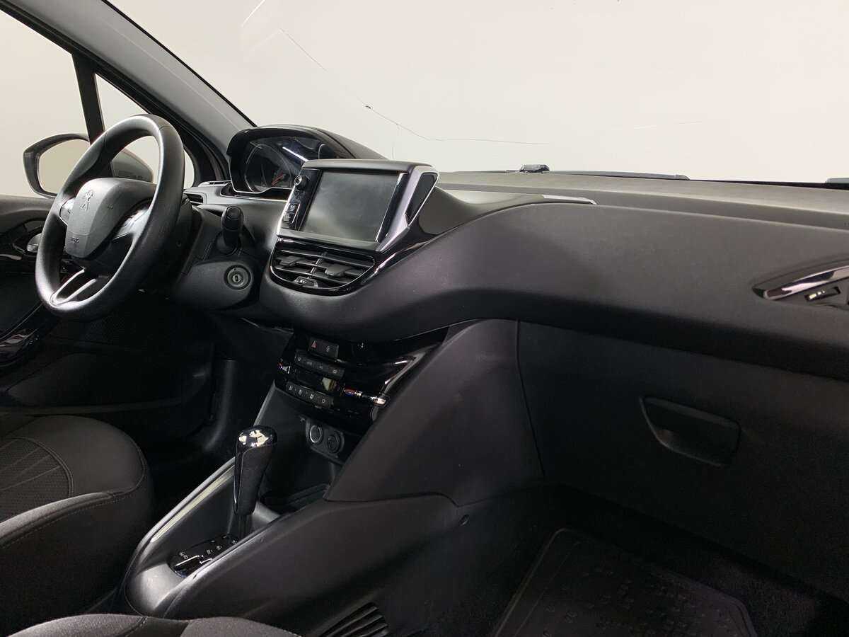 Купить Peugeot 208 с пробегом. Фото: #10