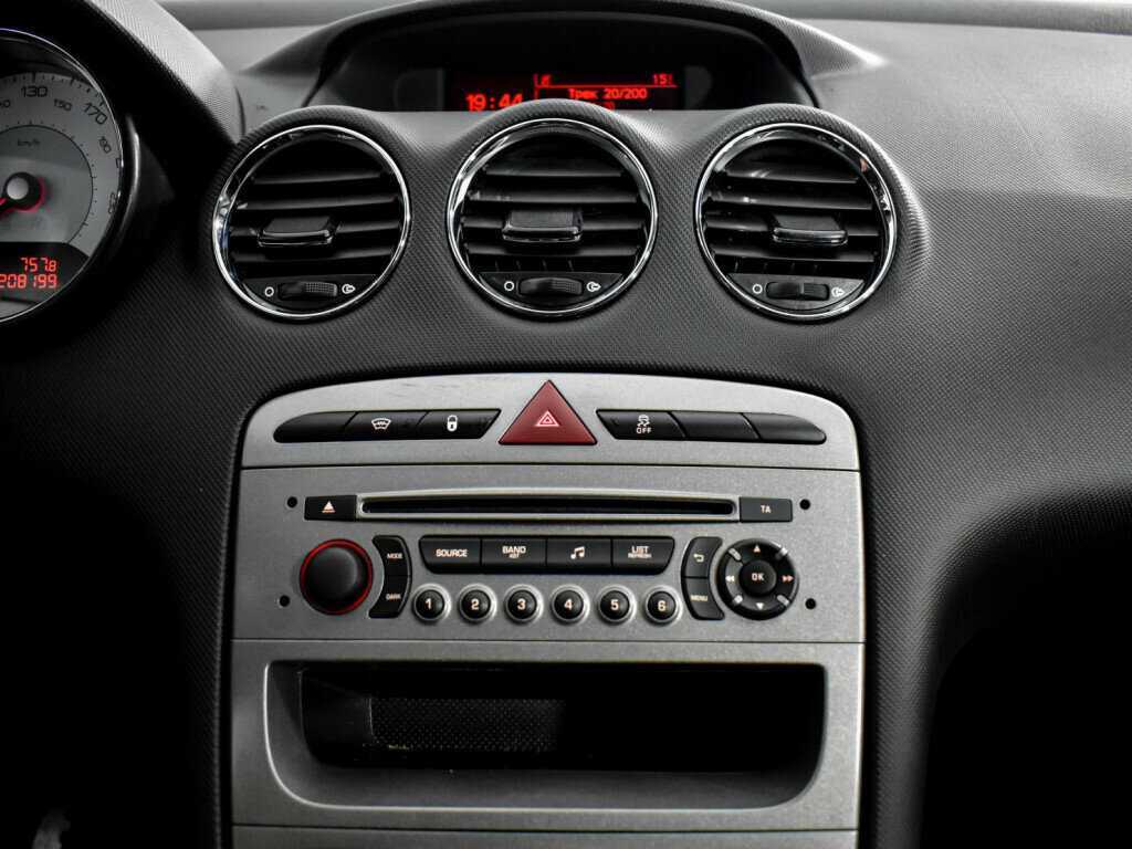 Купить Peugeot 408 с пробегом. Фото: #13