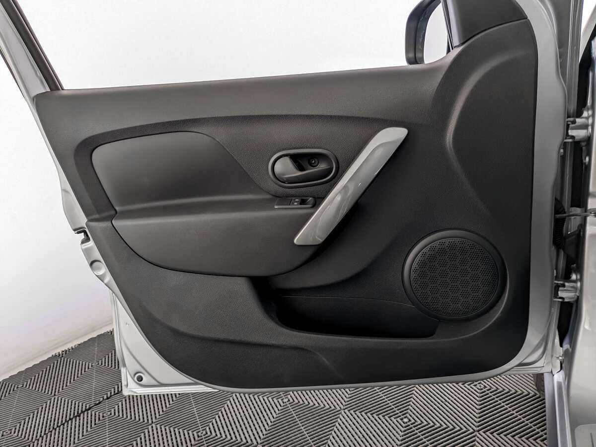 Купить Renault Sandero с пробегом. Фото: #18