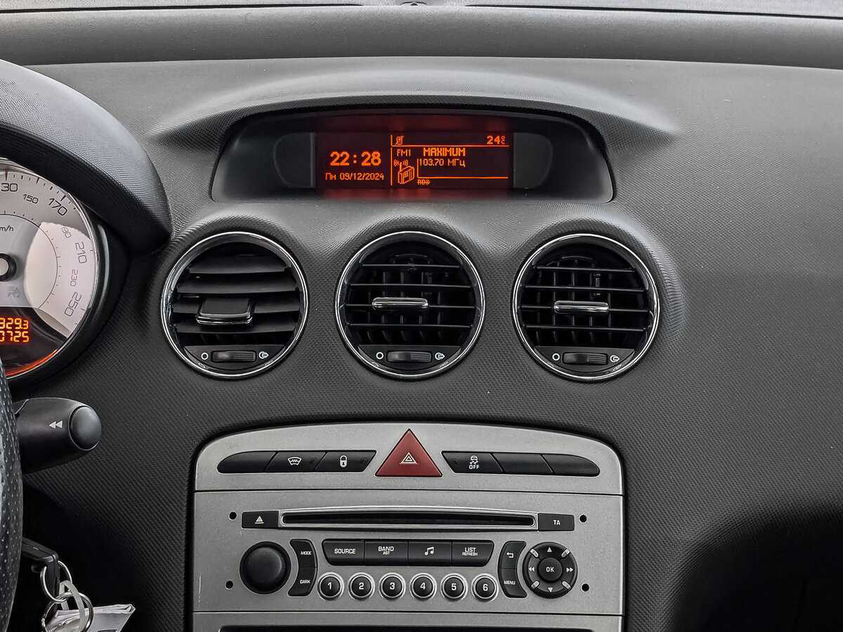 Купить Peugeot 408 с пробегом. Фото: #14