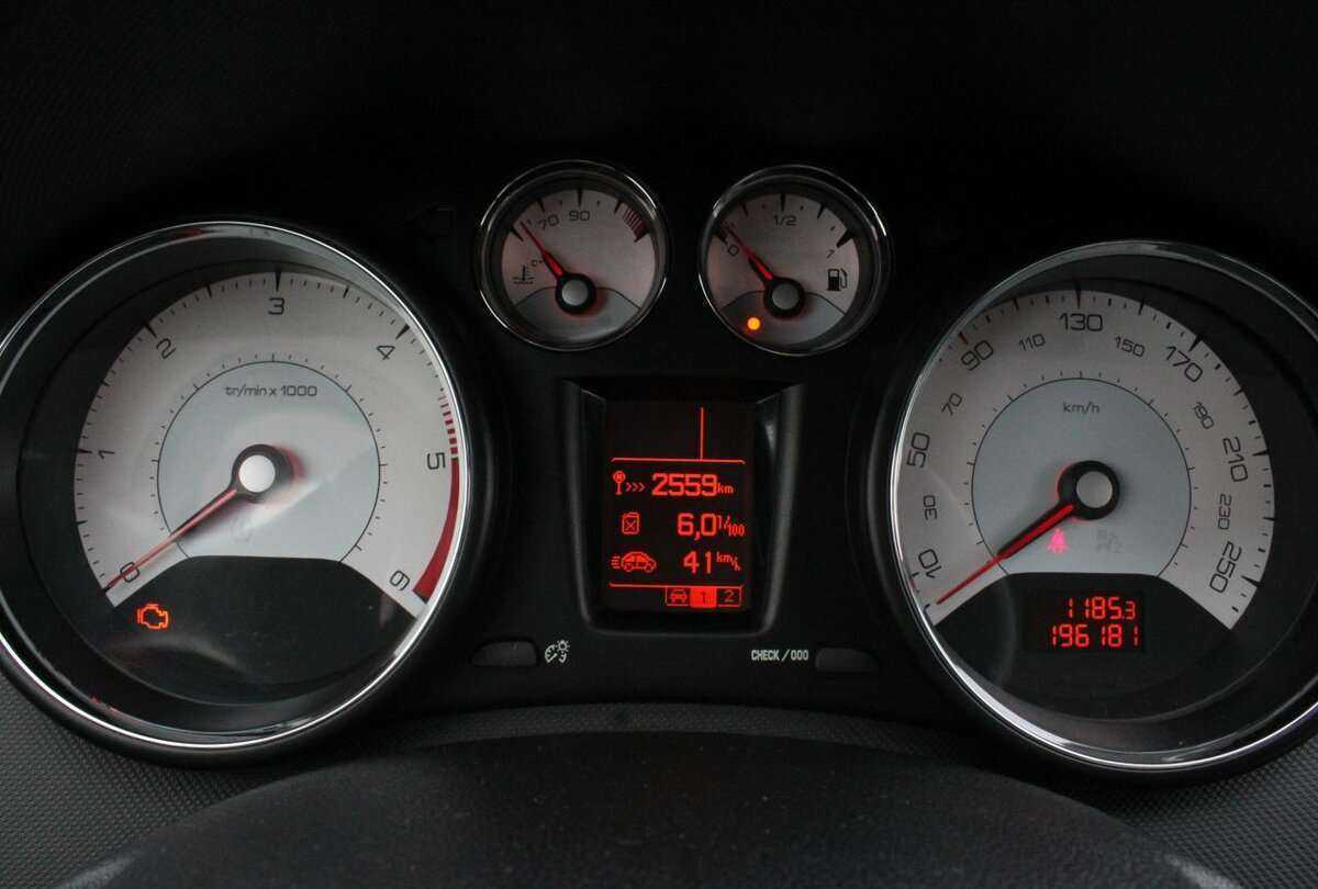 Купить Peugeot 408 с пробегом. Фото: #7