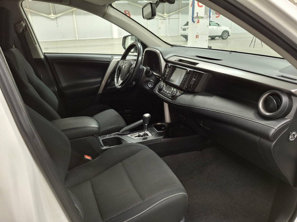 Купить Toyota RAV4 с пробегом. Фото: #10