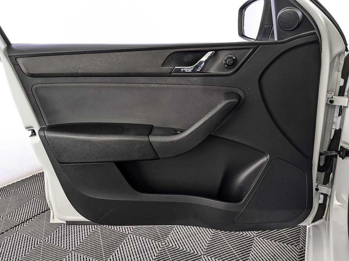 Купить Skoda Rapid с пробегом. Фото: #18
