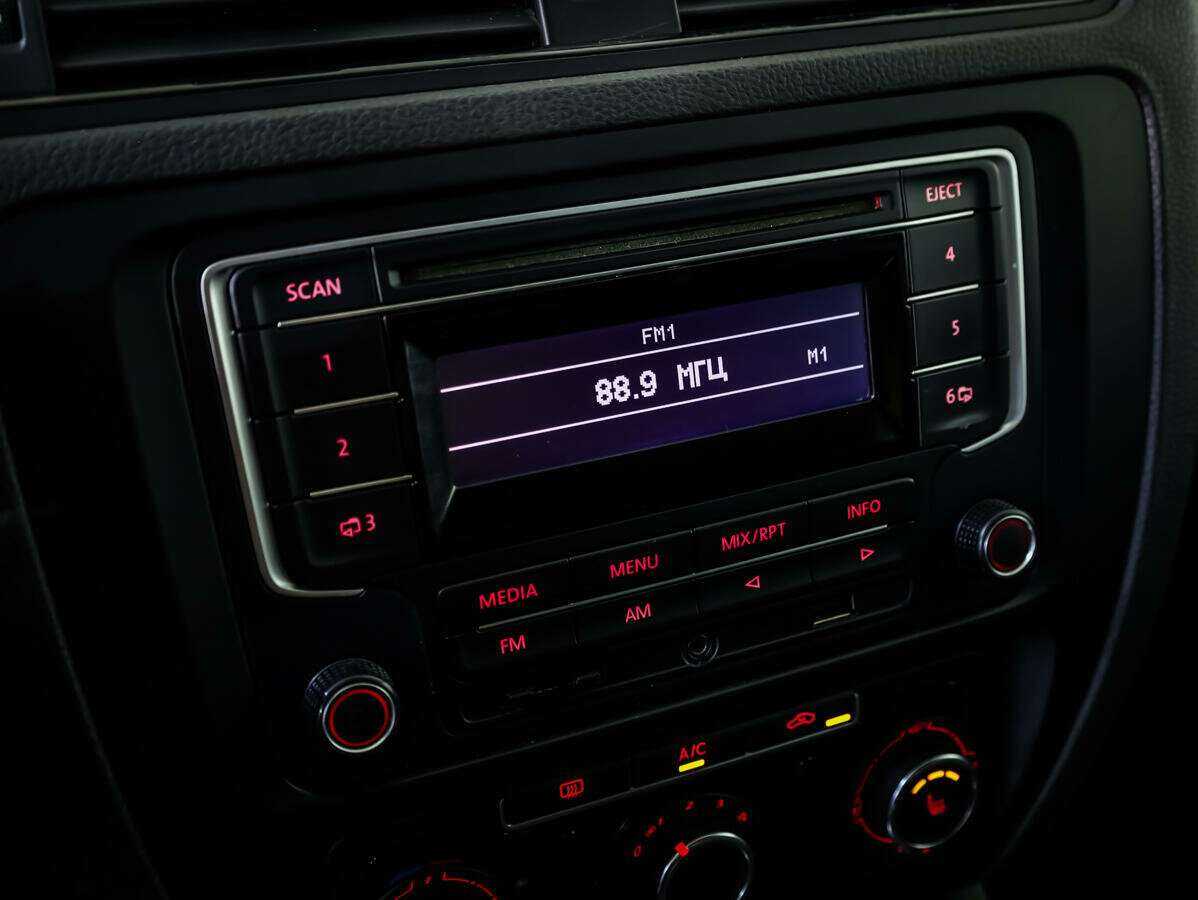 Купить Volkswagen Jetta с пробегом. Фото: #11