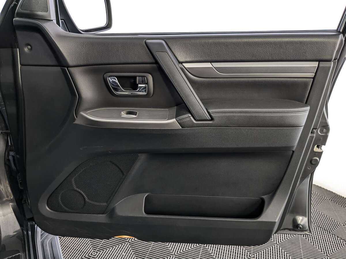 Купить Mitsubishi Pajero с пробегом. Фото: #24