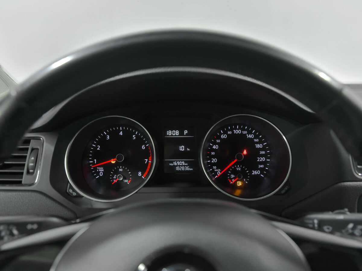 Купить Volkswagen Jetta с пробегом. Фото: #4