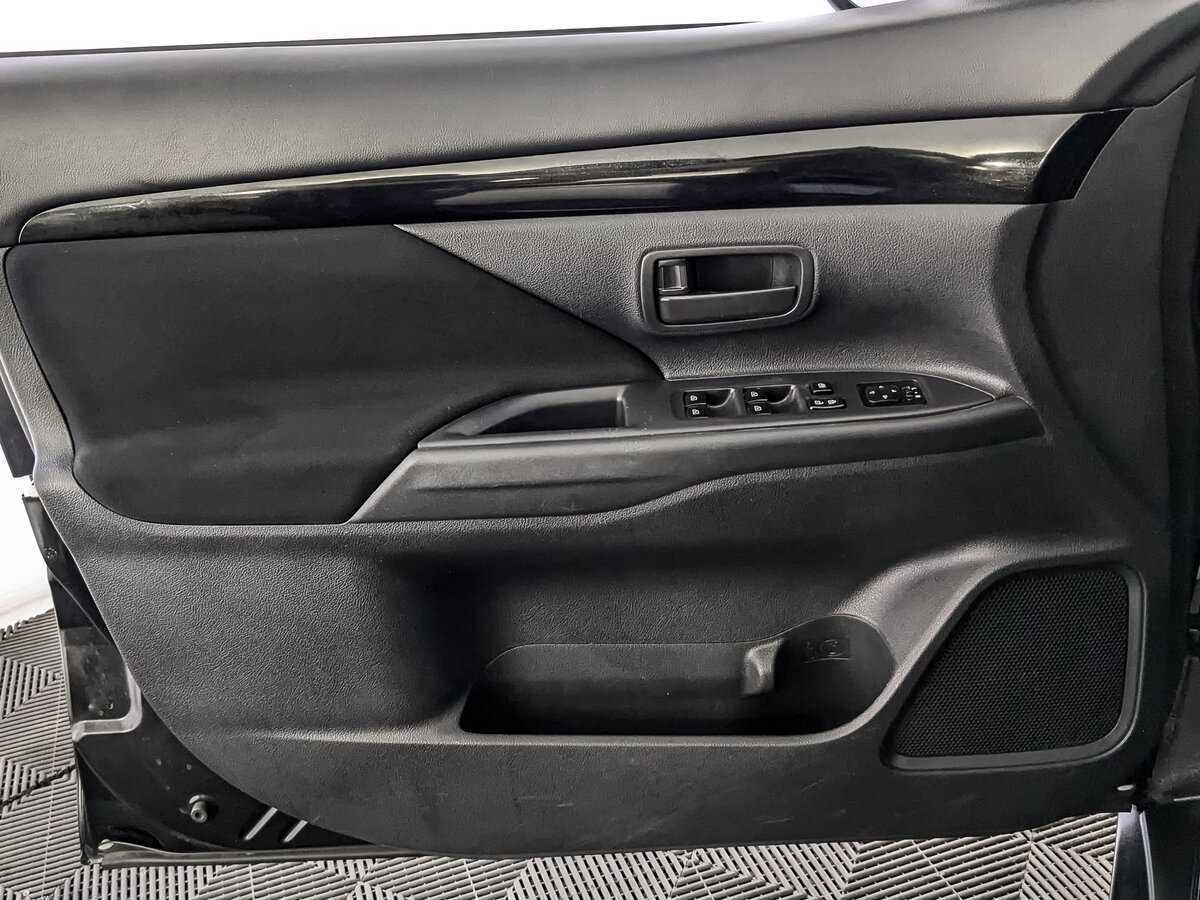 Купить Mitsubishi Outlander с пробегом. Фото: #14