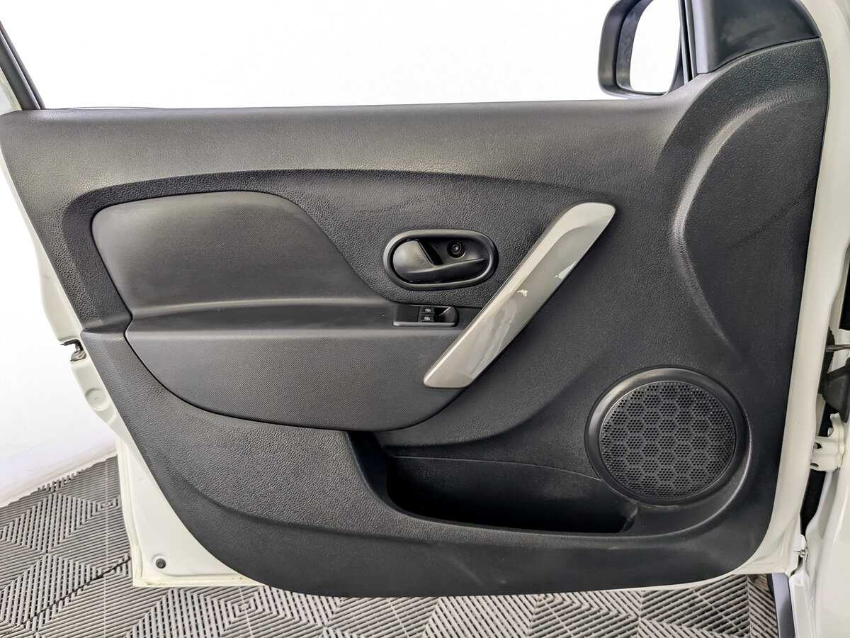 Купить Renault Sandero с пробегом. Фото: #18