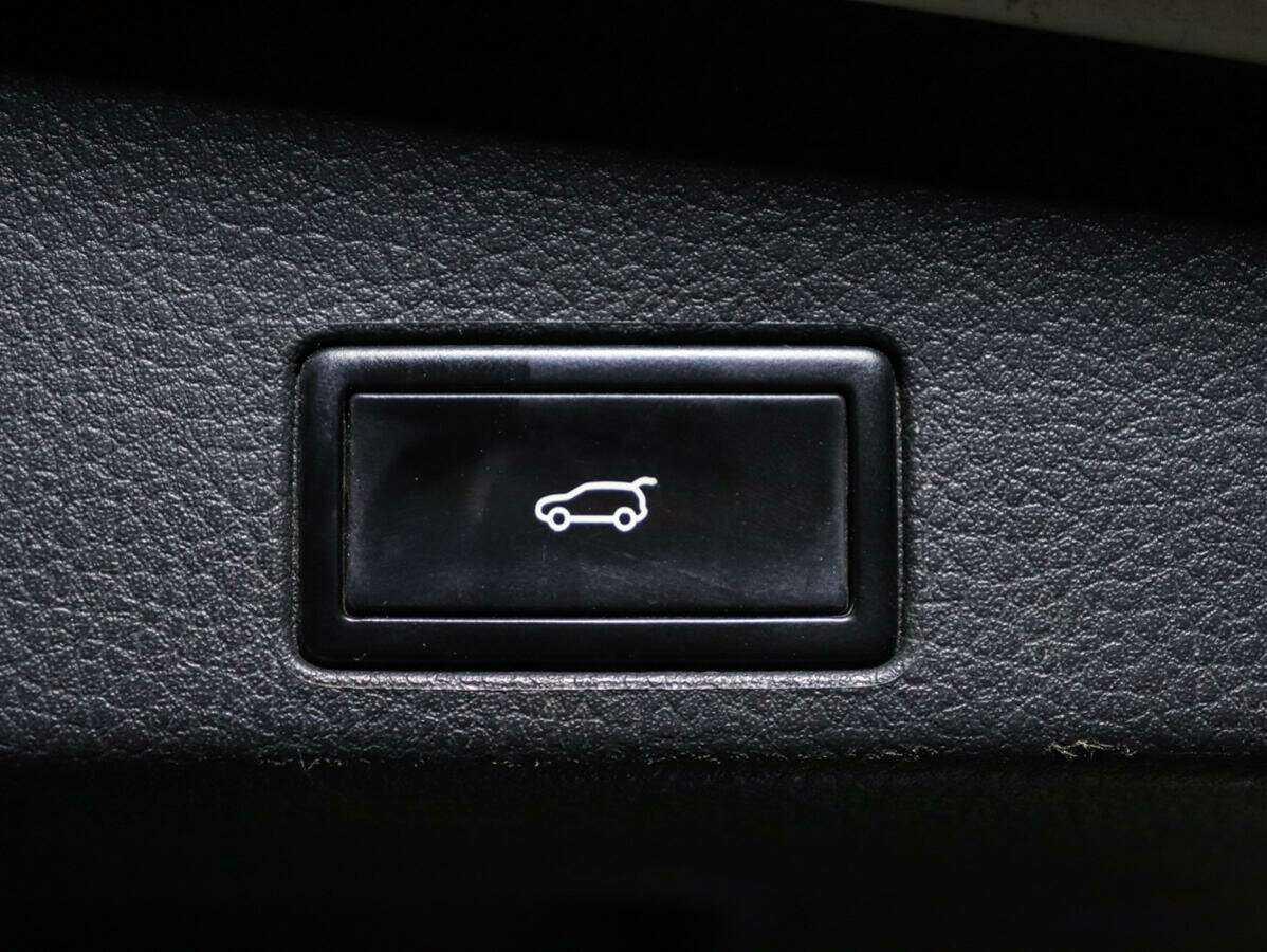 Купить Volkswagen Touareg с пробегом. Фото: #10