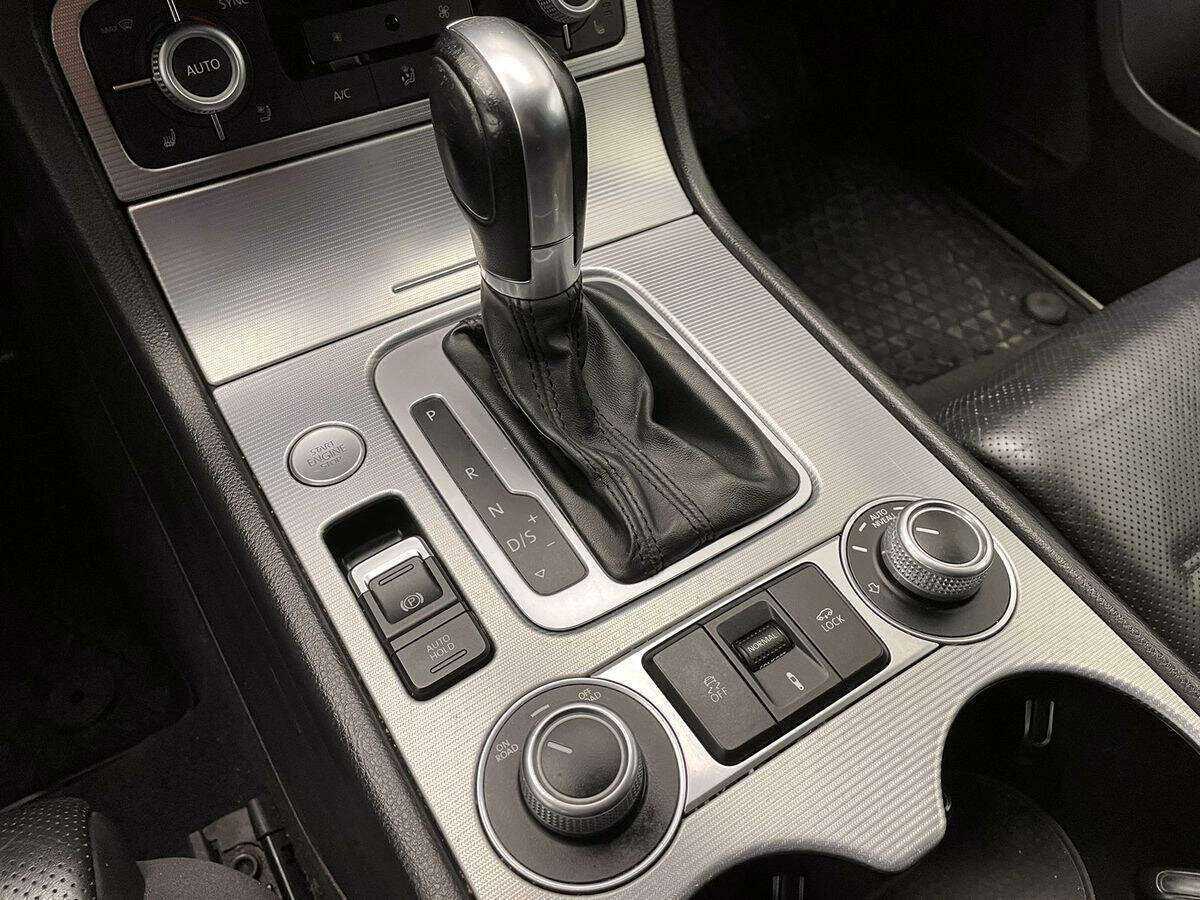 Купить Volkswagen Touareg с пробегом. Фото: #18
