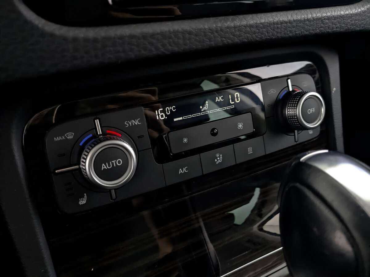 Купить Volkswagen Touareg с пробегом. Фото: #19