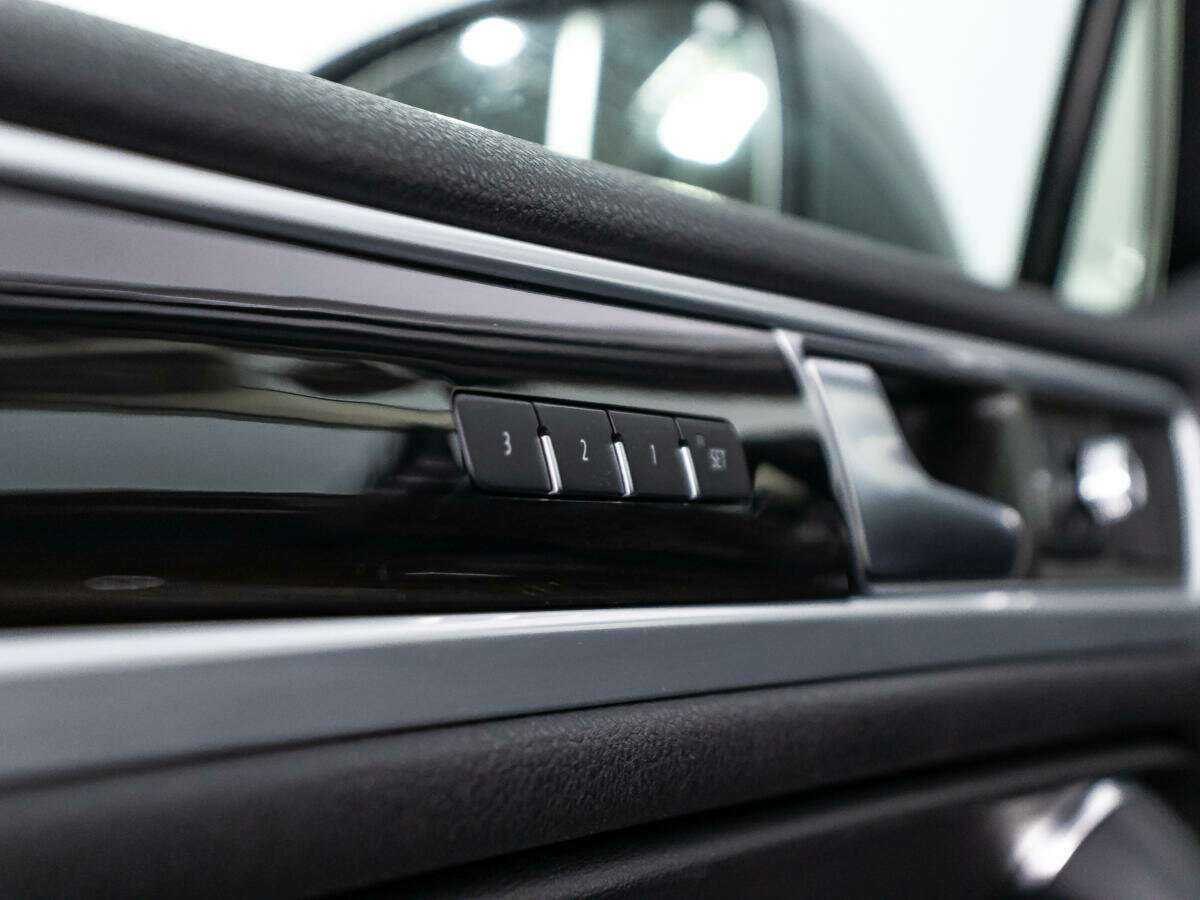 Купить Volkswagen Touareg с пробегом. Фото: #15