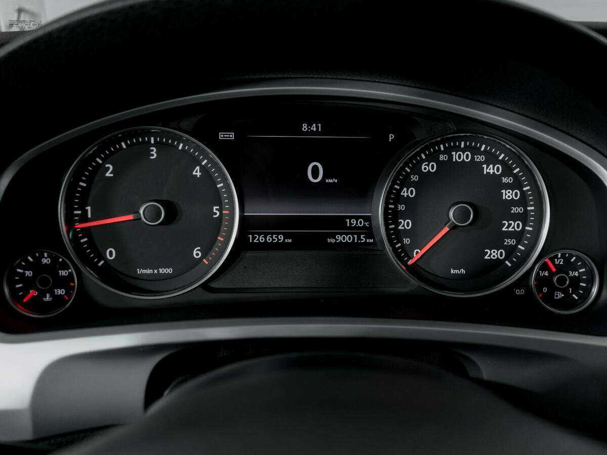 Купить Volkswagen Touareg с пробегом. Фото: #10