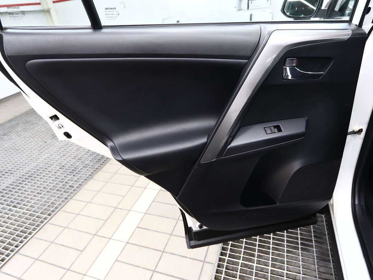 Купить Toyota RAV4 с пробегом. Фото: #17