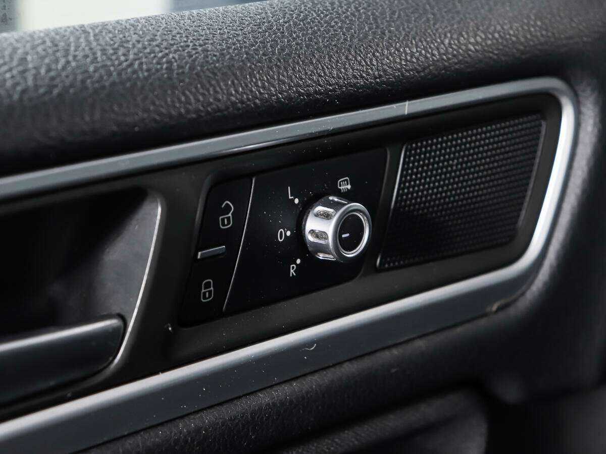 Купить Volkswagen Touareg с пробегом. Фото: #17