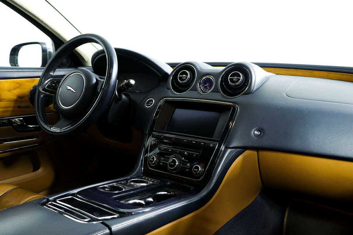 Купить Jaguar XJ с пробегом. Фото: #8