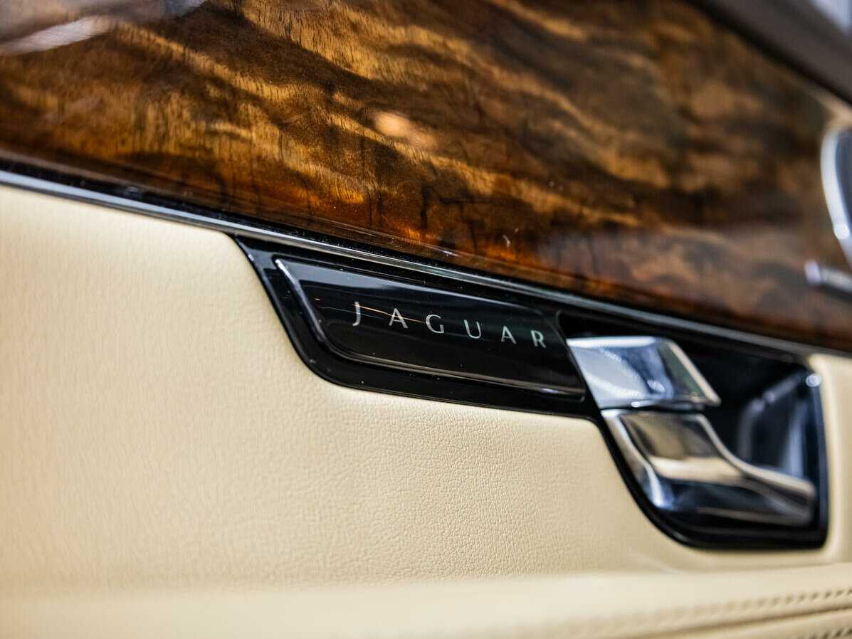 Купить Jaguar XJ с пробегом. Фото: #21