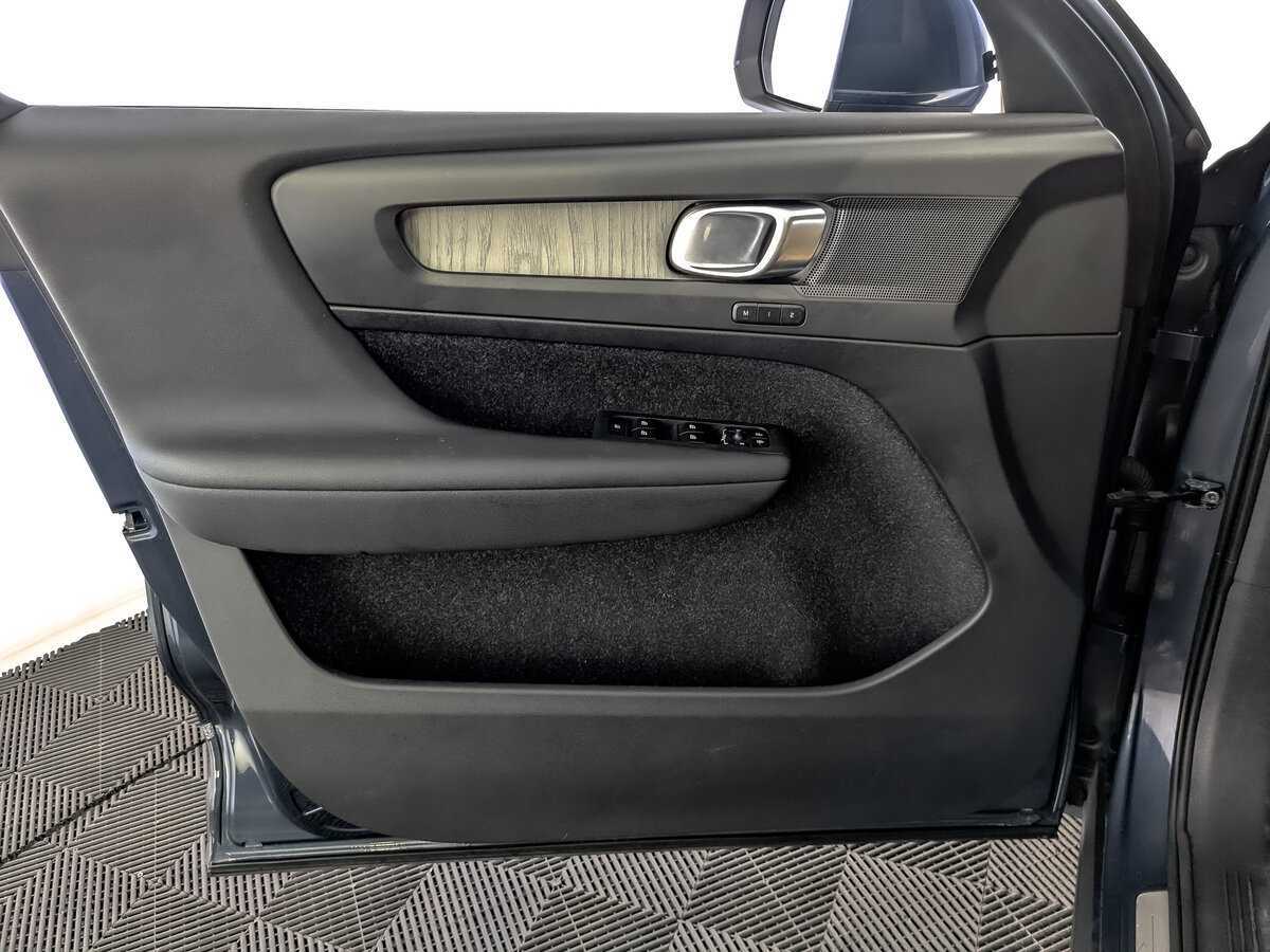 Купить Volvo XC40 с пробегом. Фото: #17