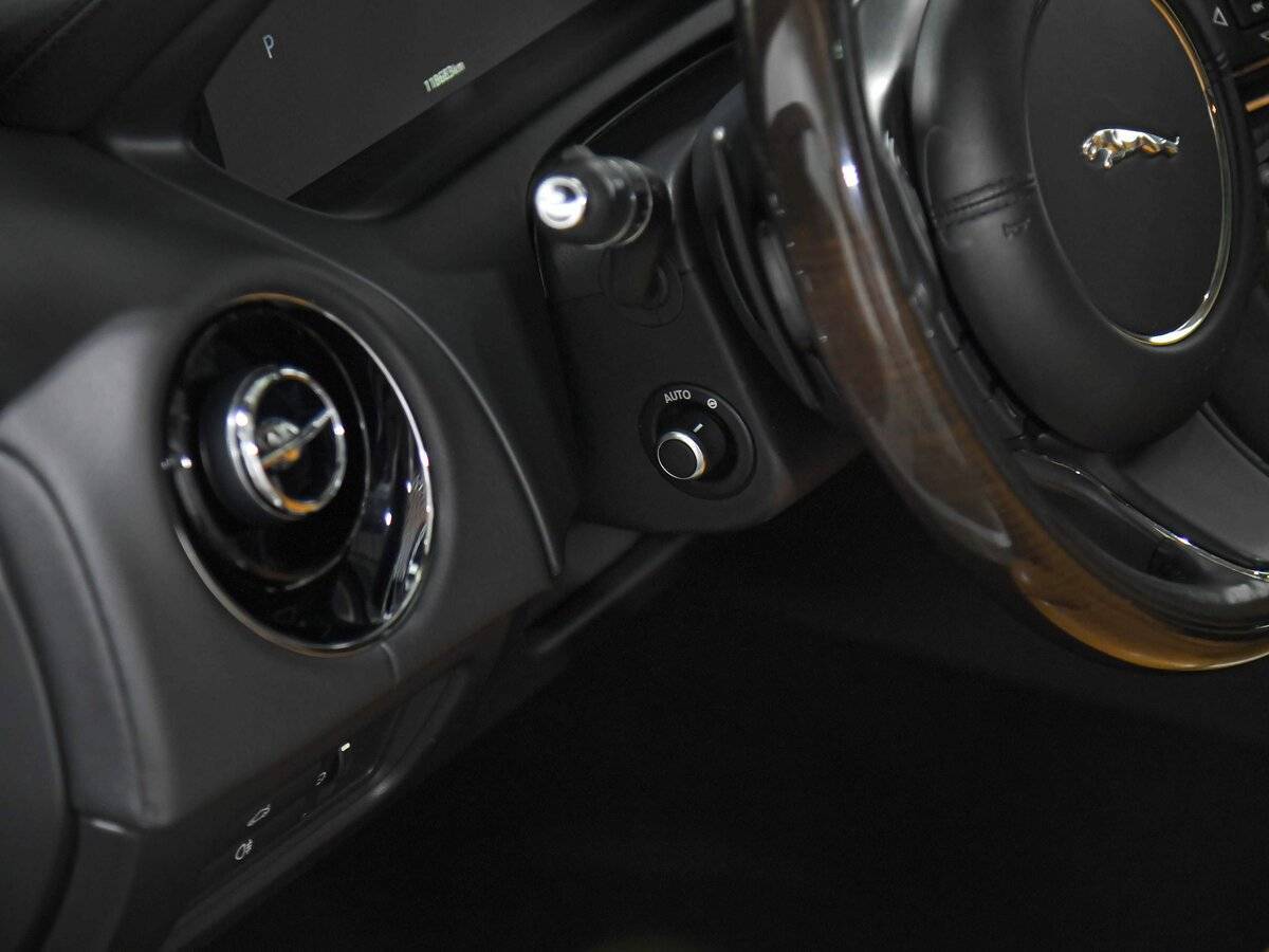 Купить Jaguar XJ с пробегом. Фото: #7