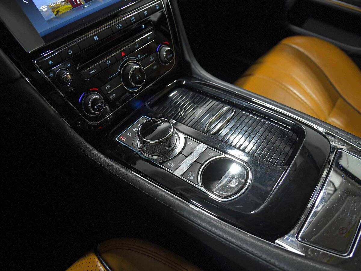 Купить Jaguar XJ с пробегом. Фото: #13